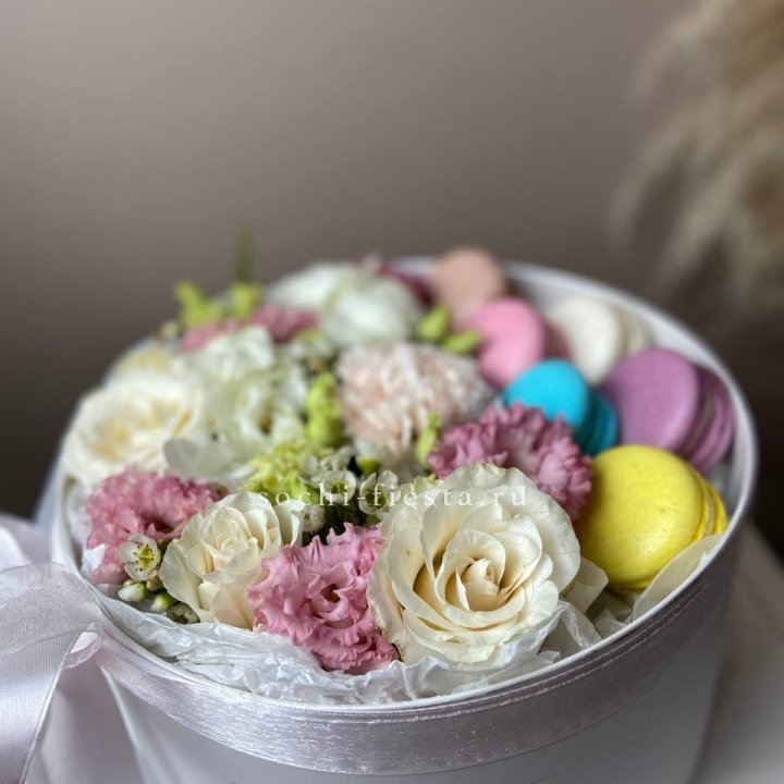 Цветы в цилиндре с макаронс "Прованс" в Волгограде