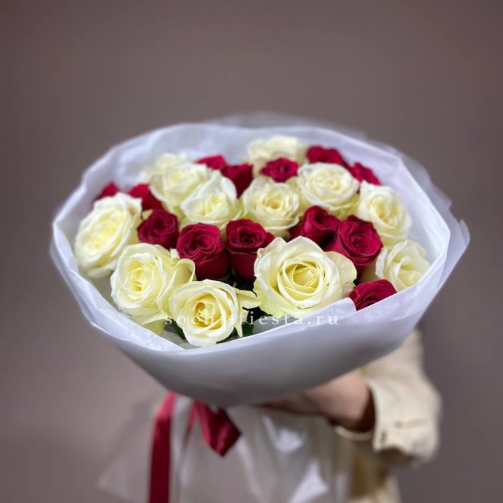 Букет их красных и белых 25 роз в Волгограде