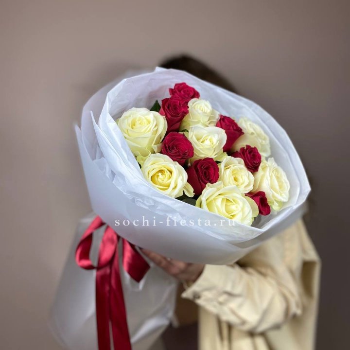 Букет из красных белых 15 роз в Волгограде