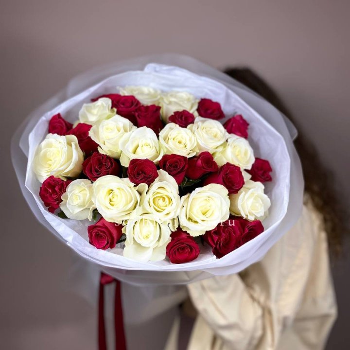 Букет из красных белых 35 роз в Волгограде