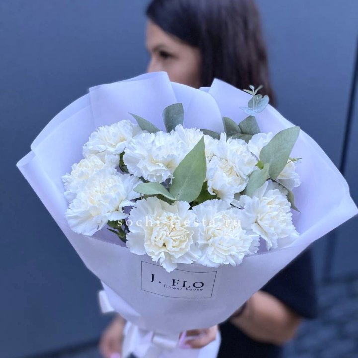 Букет белых диантусов с эвкалиптом в Волгограде