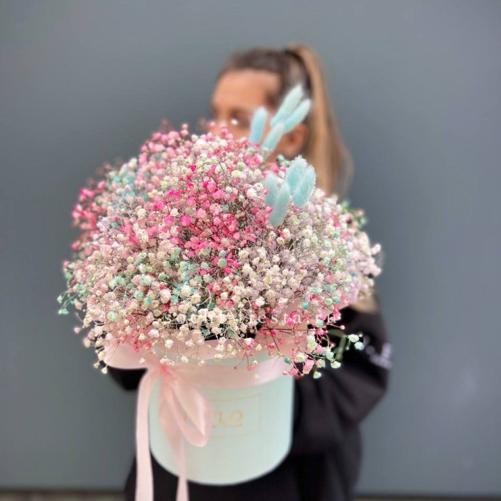 9 Радужных гипсофилы в шляпной коробке в Волгограде