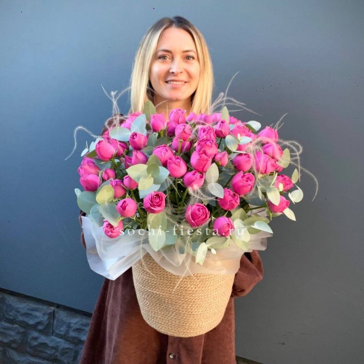 Пионовидные розы  в джутовом кашпо  в Волгограде