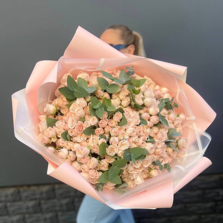 101 кустовая роза с эвкалиптом в Волгограде