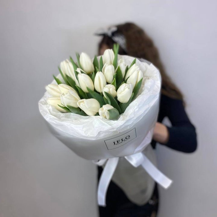  19 белых воздушных тюльпанов в Волгограде