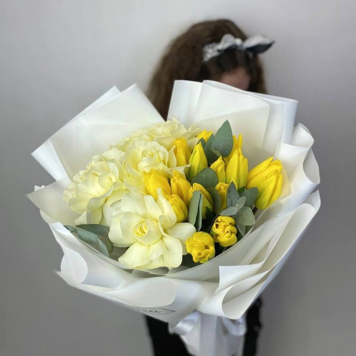 Дуо жёлтые тюльпаны и розы в Волгограде