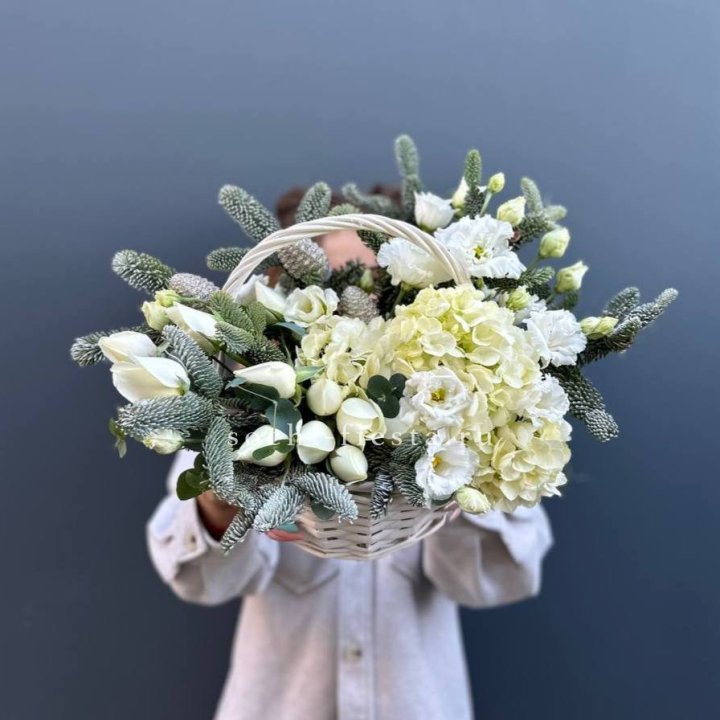 Новогодняя корзина с цветами в Волгограде