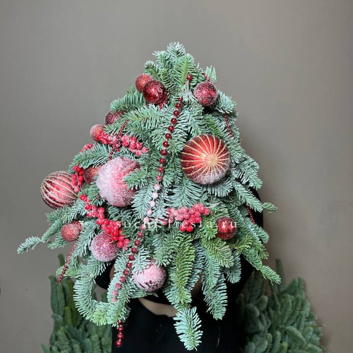 Ёлка красная в Волгограде