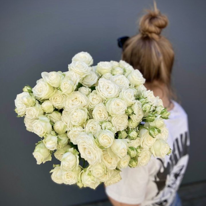 Охапка кустовых роз бомбастик  в Волгограде