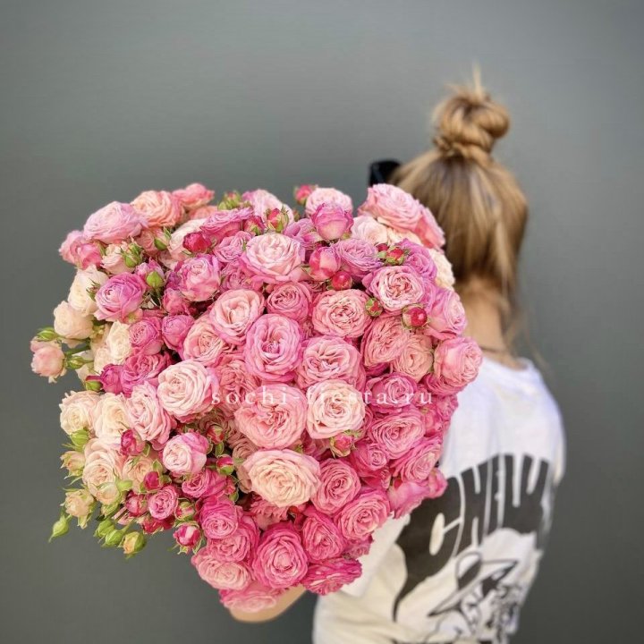 Охапка кустовых роз бомбастик пинк в Волгограде