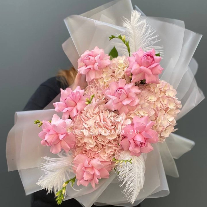  Букет  из гортензий и розовых роз в Волгограде