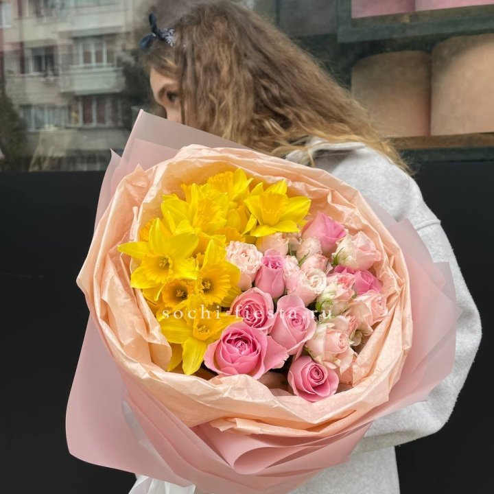 Букет роз и нарциссов в Волгограде