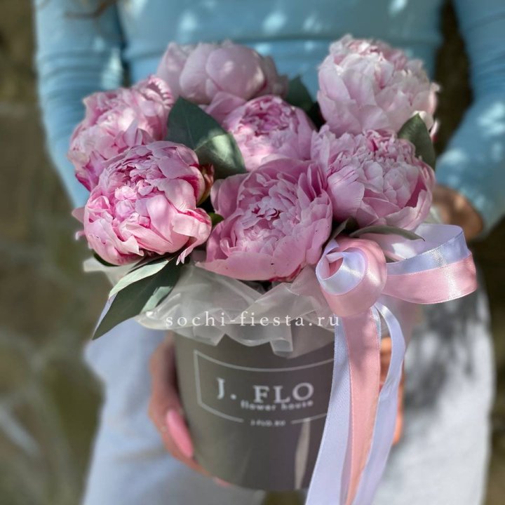 Цилиндр пионов с эвкалиптом в Волгограде