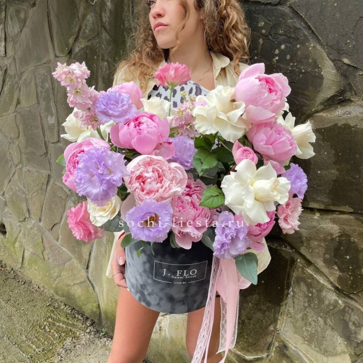 Дизайнерский цилиндр с пионами в Волгограде