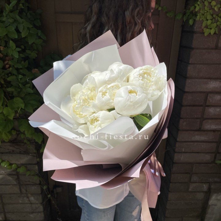 9 белоснежных пионов в Волгограде