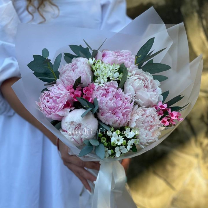 7 зефирных пионов с эвкалиптом в Волгограде