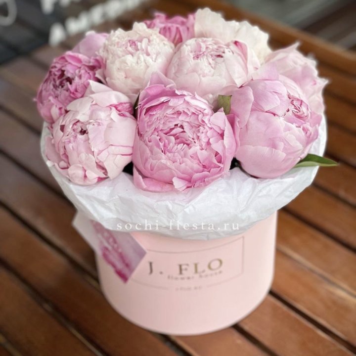 Цилиндр с пионами "Лилу" в Волгограде