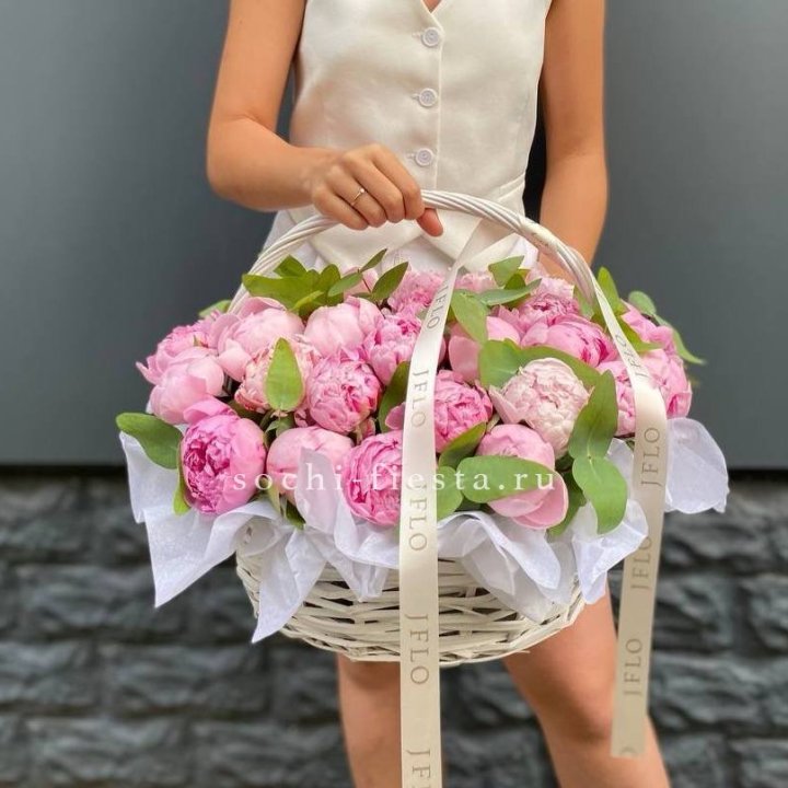 29 пионов в корзине в Волгограде