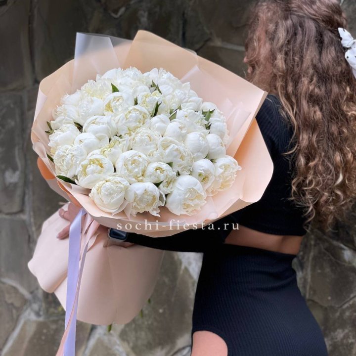 35 белых пион в Волгограде