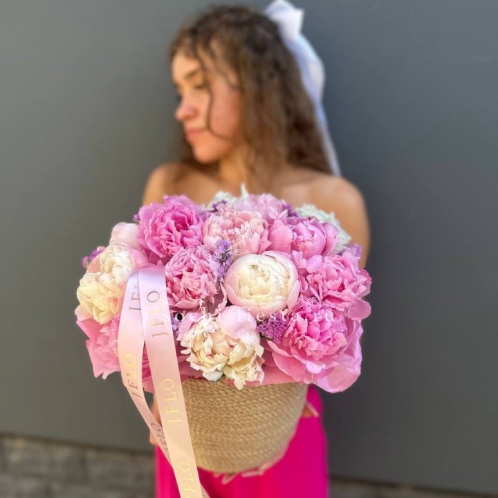 15 пионов в джутовом кашпо в Волгограде