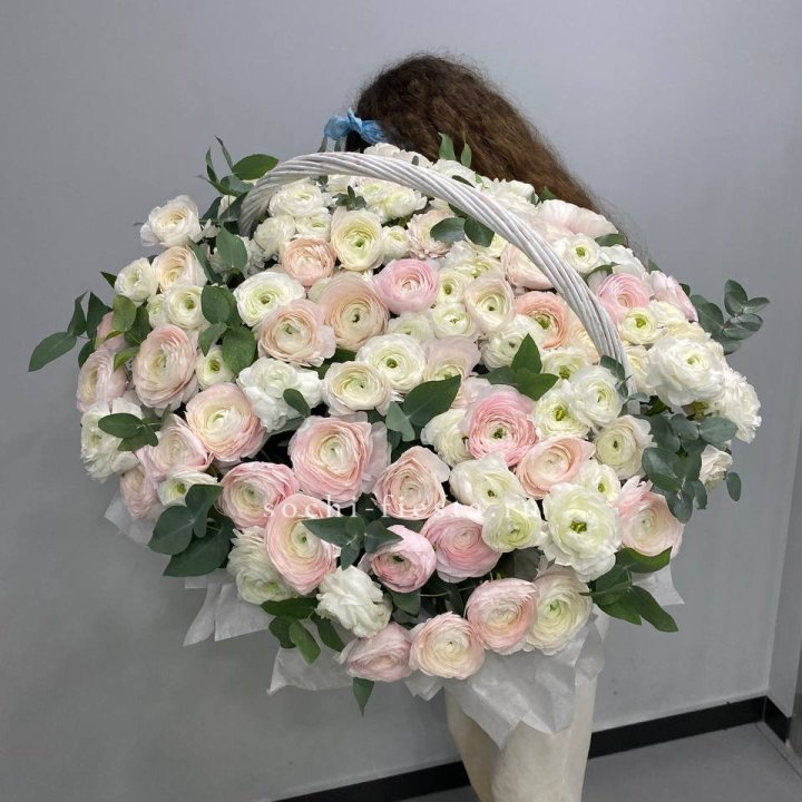 Ранункулюсы в корзине в Волгограде