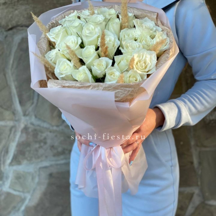 25 белых роз с сухоцветами в Волгограде
