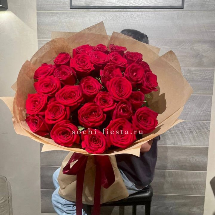37 красных роз в крафте в Волгограде