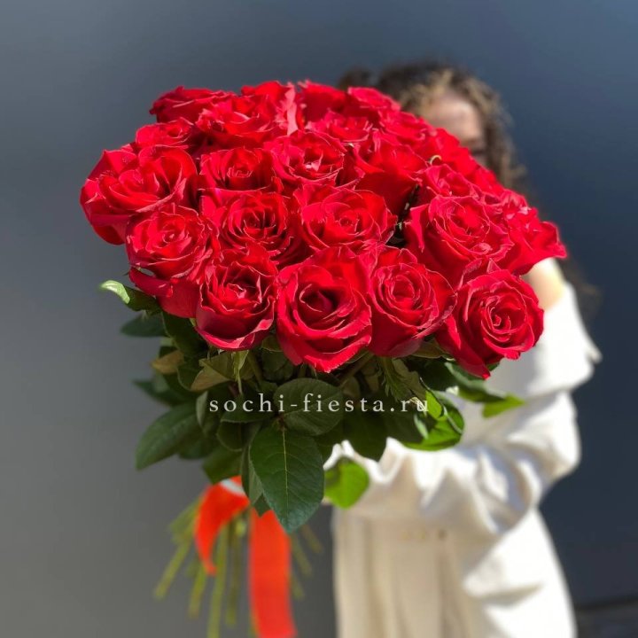 25 высоких красных роз в Волгограде