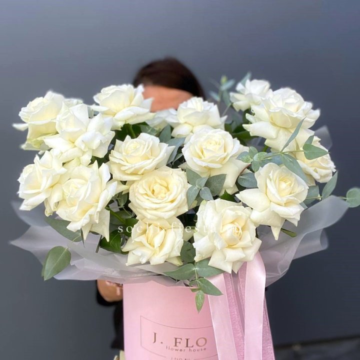 17 Французских белых роз в боксе в Волгограде