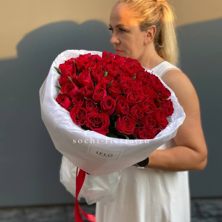 51 роза мадам ред в нежном оформлении в Волгограде