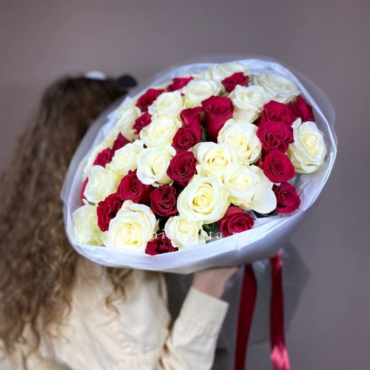 Букет из красных белых 45 роз в Волгограде