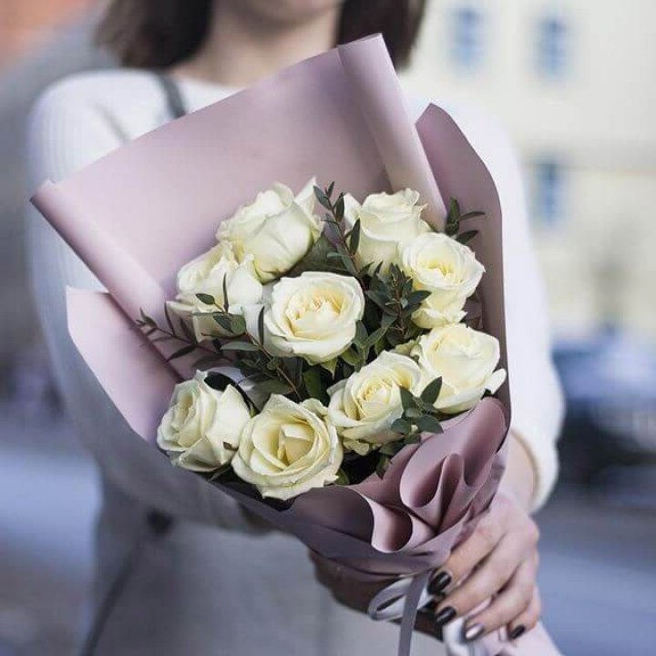 9 белых  роз "Минт" в Волгограде
