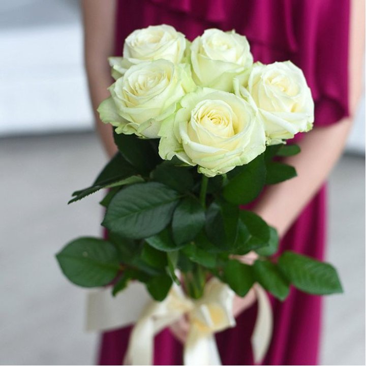 5 белых роз в Волгограде