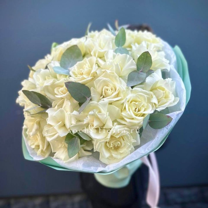 25 Белых французских роз "Ноте бьянка" в Волгограде