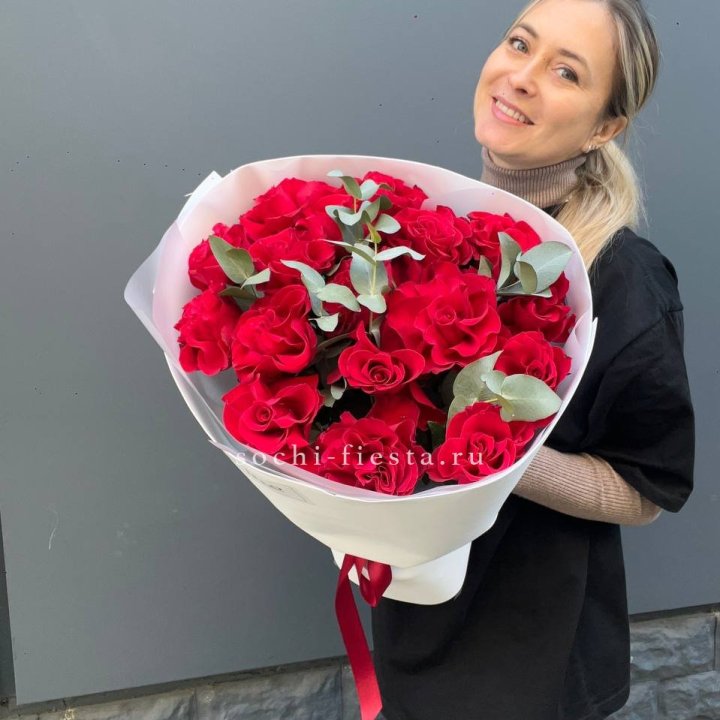 17 Красных французских роз в Волгограде