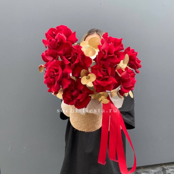 Красные французские розы в джутовом кашпо в Волгограде