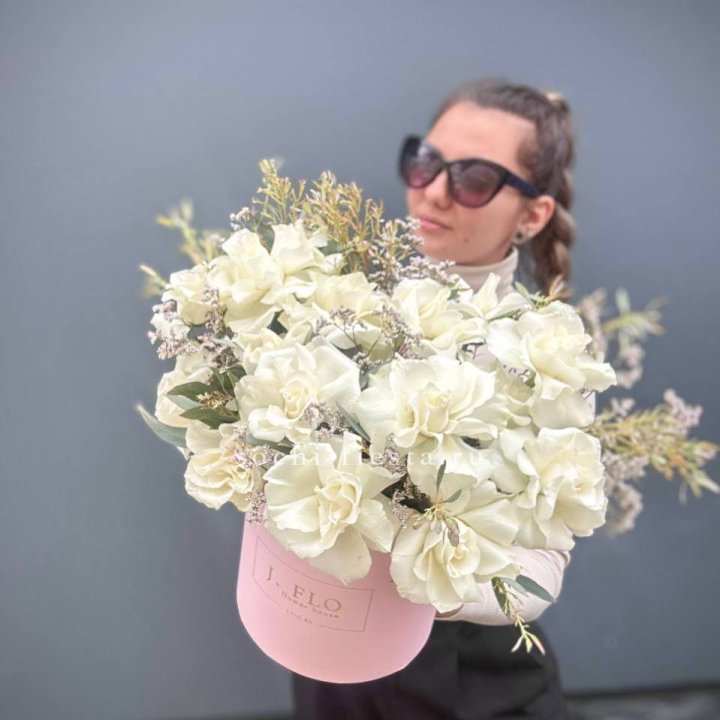 17 Французских белых роз в коробке Афина в Волгограде