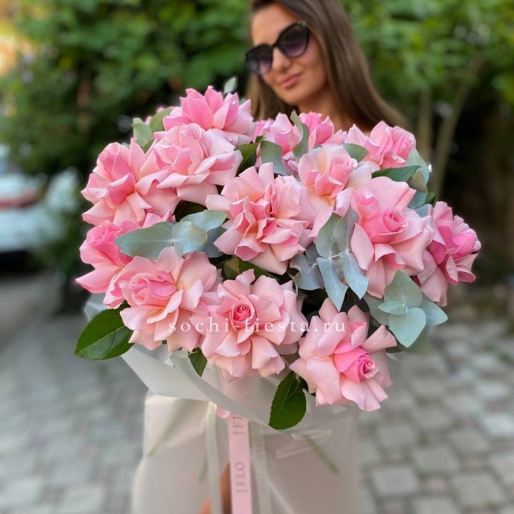 17 Розовых  французских роз в Волгограде