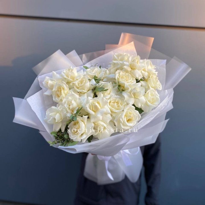Пышный букет из белых роз в Волгограде