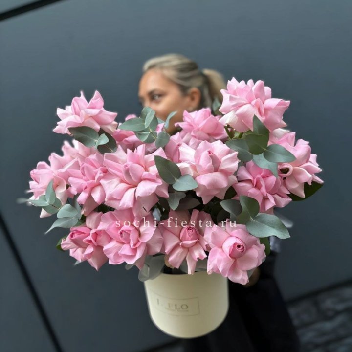 17 Розовых французских роз в боксе в Волгограде