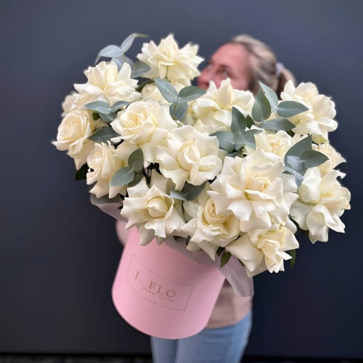 25 Французских белых роз в боксе в Волгограде