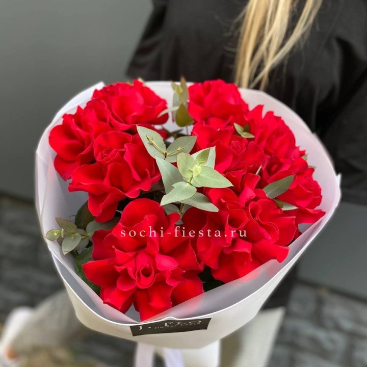 9 Красных французских роз в Волгограде
