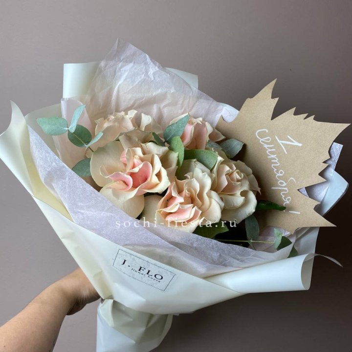 Букет кремовых роз к дню знаний в Волгограде