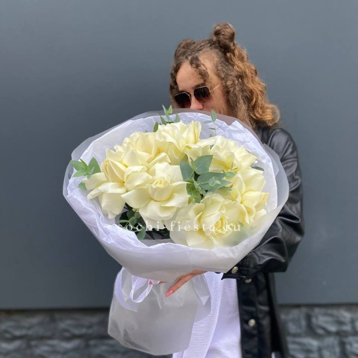 7 Белых французских роз  в Волгограде