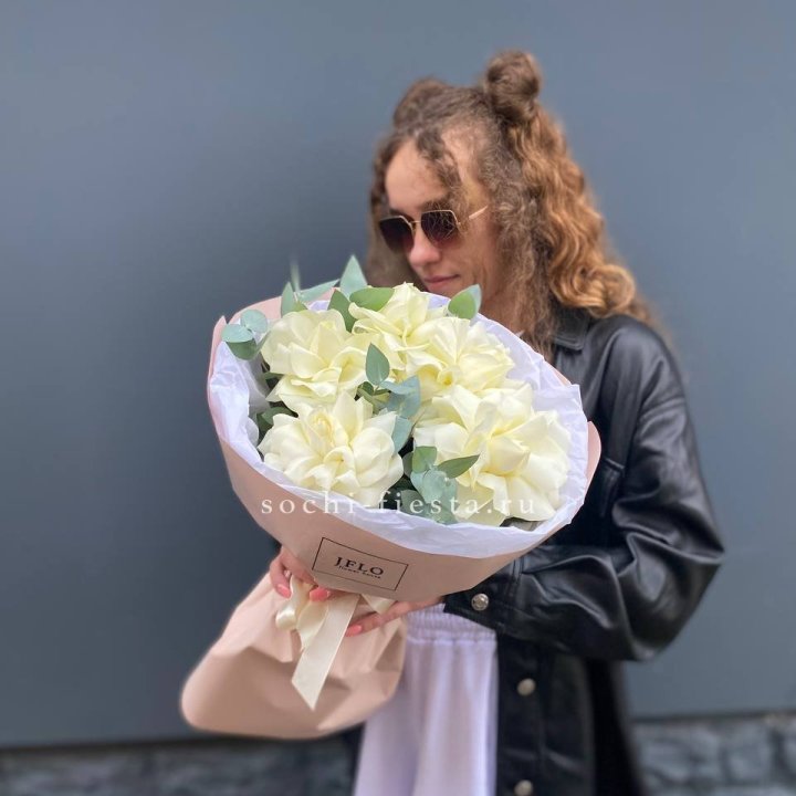 5 Белых французских роз в Волгограде