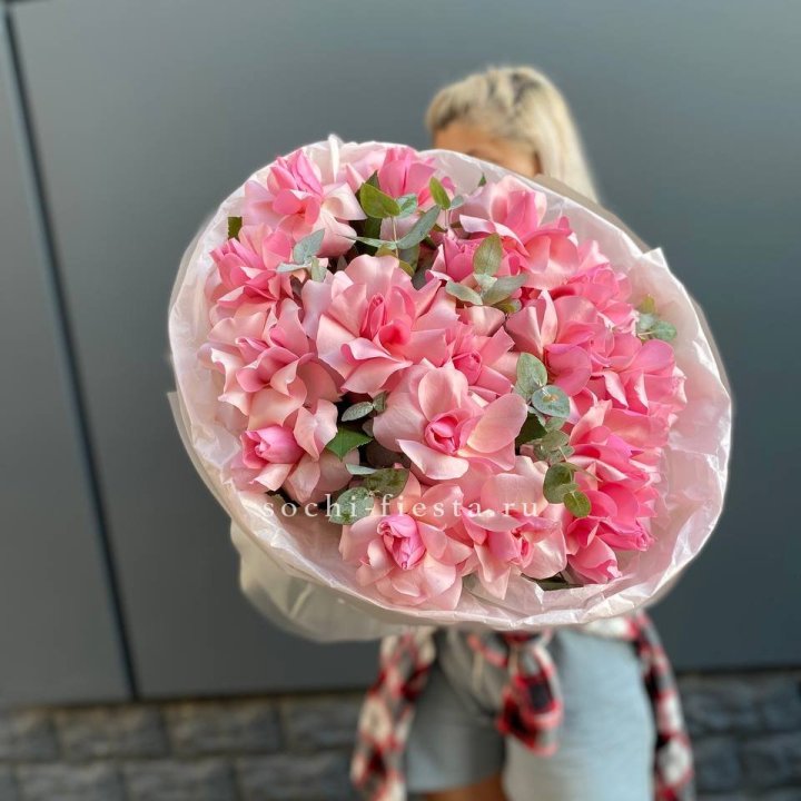 17 розовых роз в Волгограде