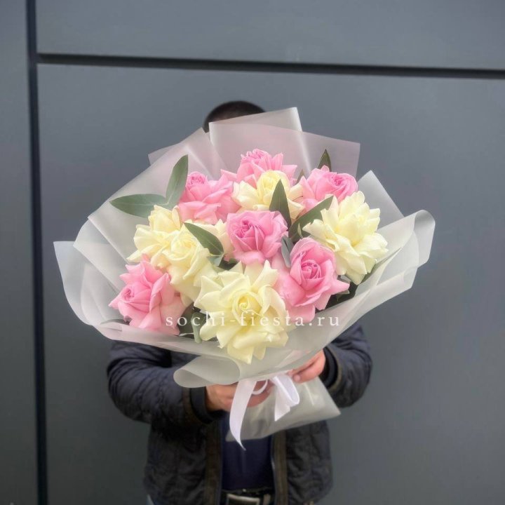 11 бело-розовых роз в Волгограде