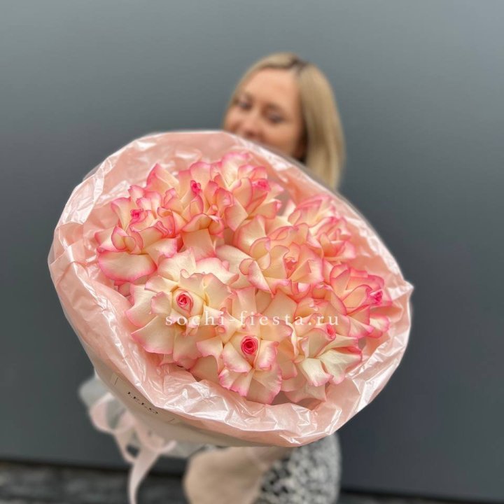 9 французских роз Джумилия в нежном оформлении в Волгограде