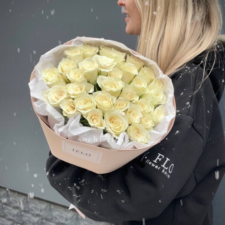 31 белая роза в оформлении в Волгограде