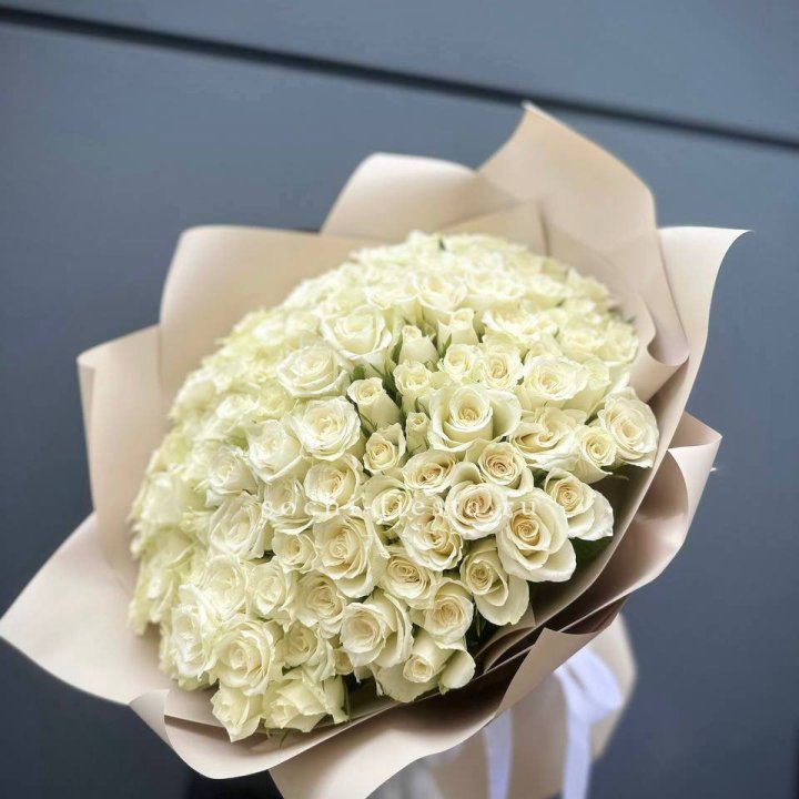 101 белая роза Атена в Волгограде